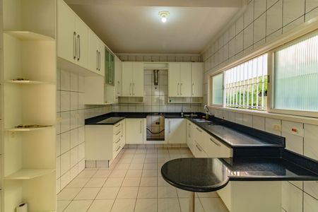 Casa à venda com 484m², 5 quartos e 6 vagas Casa à venda com 484m², 5 quartos e 6 vagasCozinha