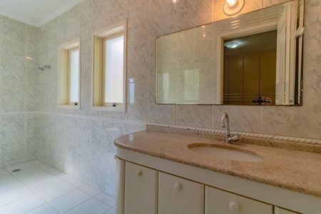 Casa à venda com 484m², 5 quartos e 6 vagas Casa à venda com 484m², 5 quartos e 6 vagasBanheiro do Quarto 8