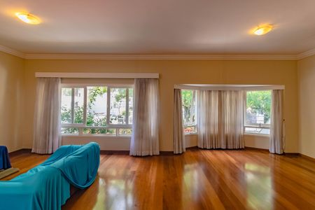 Casa à venda com 484m², 5 quartos e 6 vagas Casa à venda com 484m², 5 quartos e 6 vagasSala