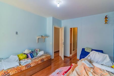 Casa à venda com 484m², 5 quartos e 6 vagas Casa à venda com 484m², 5 quartos e 6 vagasQuarto 4