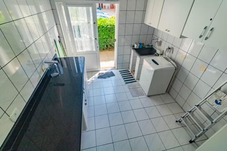 Casa à venda com 484m², 5 quartos e 6 vagas Casa à venda com 484m², 5 quartos e 6 vagasÁrea de Serviço