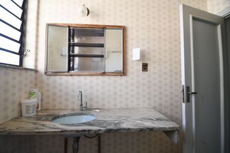 Casa à venda com 260m², 4 quartos e 4 vagasBanheiro Fundos