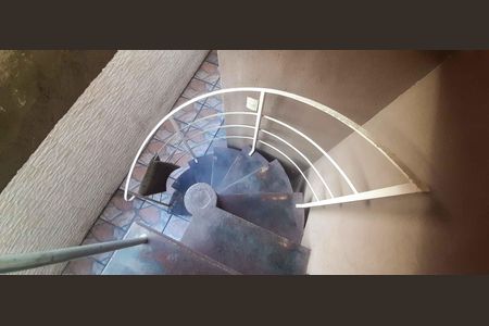 Casa à venda com 120m², 3 quartos e 2 vagas Casa à venda com 120m², 3 quartos e 2 vagasEscada