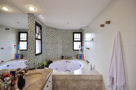 Apartamento à venda com 591m², 4 quartos e 5 vagasBanheiro Suíte 1