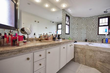 Apartamento à venda com 591m², 4 quartos e 5 vagasBanheiro Suíte 1