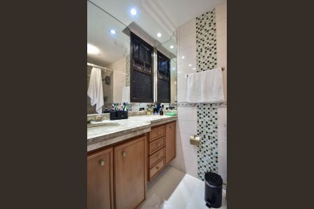 Apartamento à venda com 591m², 4 quartos e 5 vagasBanheiro da Suíte 3