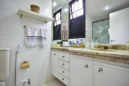 Apartamento à venda com 591m², 4 quartos e 5 vagasBanheiro Suíte 2