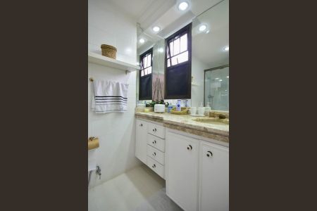 Apartamento à venda com 591m², 4 quartos e 5 vagasBanheiro Suíte 2