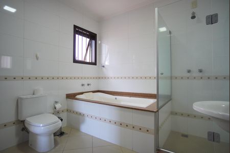 Casa à venda com 330m², 5 quartos e 4 vagasBanheiro da Suíte 2 - Segundo Andar