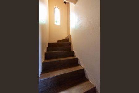 Casa à venda com 300m², 6 quartos e 3 vagas Casa à venda com 300m², 6 quartos e 3 vagasEscada