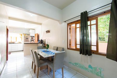 Casa à venda com 300m², 6 quartos e 3 vagas Casa à venda com 300m², 6 quartos e 3 vagasSala de Jantar