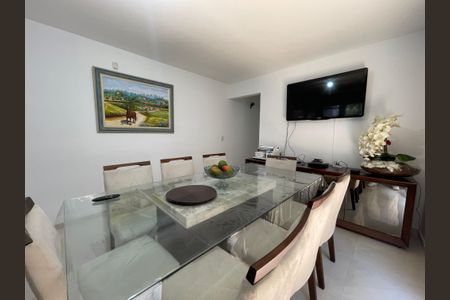 Casa à venda com 200m², 5 quartos e 2 vagas Casa à venda com 200m², 5 quartos e 2 vagasSala de Jantar