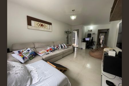 Casa à venda com 200m², 5 quartos e 2 vagas Casa à venda com 200m², 5 quartos e 2 vagasSala