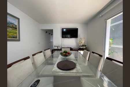 Casa à venda com 200m², 5 quartos e 2 vagas Casa à venda com 200m², 5 quartos e 2 vagasSala de Jantar