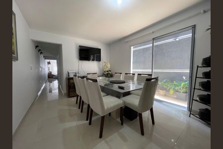 Casa à venda com 200m², 5 quartos e 2 vagas Casa à venda com 200m², 5 quartos e 2 vagasSala de Jantar
