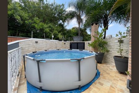 Casa à venda com 200m², 5 quartos e 2 vagas Casa à venda com 200m², 5 quartos e 2 vagasPiscina