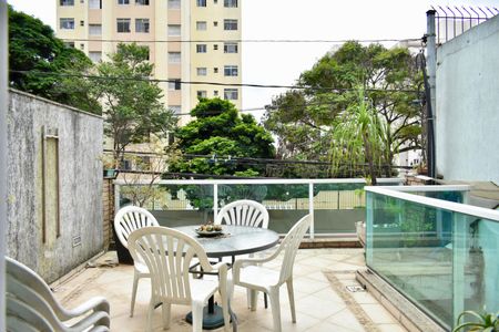 Casa à venda com 170m², 4 quartos e 3 vagas Casa à venda com 170m², 4 quartos e 3 vagasVaranda