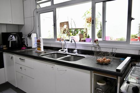Casa à venda com 170m², 4 quartos e 3 vagas Casa à venda com 170m², 4 quartos e 3 vagasCozinha