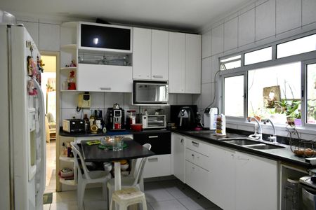 Casa à venda com 170m², 4 quartos e 3 vagas Casa à venda com 170m², 4 quartos e 3 vagasCozinha