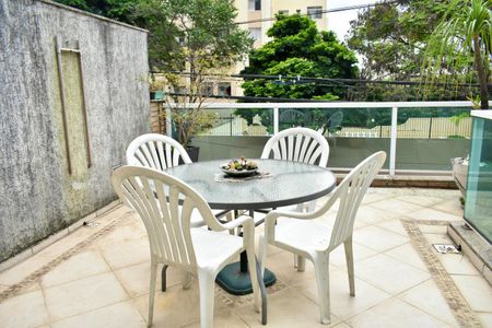 Casa à venda com 170m², 4 quartos e 3 vagas Casa à venda com 170m², 4 quartos e 3 vagasVaranda