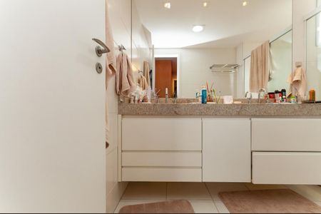 Apartamento à venda com 132m², 2 quartos e 2 vagas Apartamento à venda com 132m², 2 quartos e 2 vagasBanheiro do quarto 1 Suíte