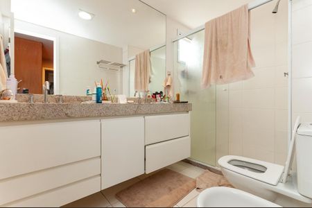 Apartamento à venda com 132m², 2 quartos e 2 vagas Apartamento à venda com 132m², 2 quartos e 2 vagasBanheiro do quarto 1 Suíte