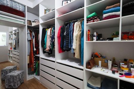 Casa à venda com 187m², 3 quartos e 2 vagas Casa à venda com 187m², 3 quartos e 2 vagasQuarto 1 Closet