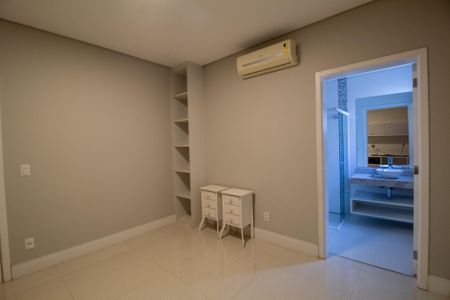 Casa de condomínio para alugar com 420m², 5 quartos e 3 vagas Casa de condomínio para alugar com 420m², 5 quartos e 3 vagasSuite 5