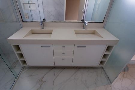 Casa de condomínio para alugar com 420m², 5 quartos e 3 vagas Casa de condomínio para alugar com 420m², 5 quartos e 3 vagasBanheiro da Suíte 1