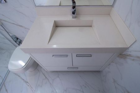 Casa de condomínio para alugar com 420m², 5 quartos e 3 vagas Casa de condomínio para alugar com 420m², 5 quartos e 3 vagasBanheiro da Suite 4