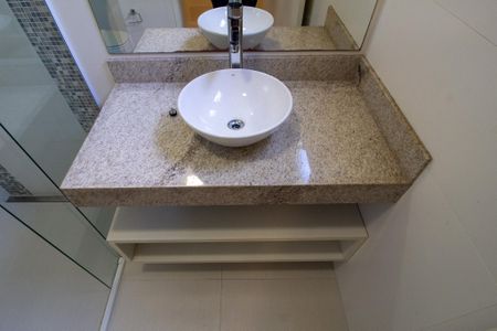 Casa de condomínio para alugar com 420m², 5 quartos e 3 vagas Casa de condomínio para alugar com 420m², 5 quartos e 3 vagasBanheiro da Suite 5