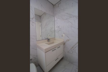 Casa de condomínio para alugar com 420m², 5 quartos e 3 vagas Casa de condomínio para alugar com 420m², 5 quartos e 3 vagasBanheiro da Suite 4