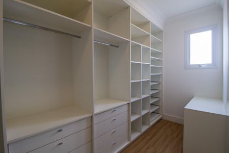 Casa de condomínio para alugar com 420m², 5 quartos e 3 vagas Casa de condomínio para alugar com 420m², 5 quartos e 3 vagasCloset da suíte 1