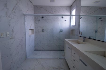 Casa de condomínio para alugar com 420m², 5 quartos e 3 vagas Casa de condomínio para alugar com 420m², 5 quartos e 3 vagasBanheiro da Suíte 1