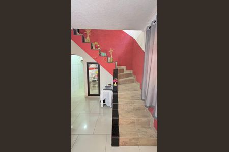 Casa à venda com 194m², 4 quartos e 2 vagas Casa à venda com 194m², 4 quartos e 2 vagasEscada