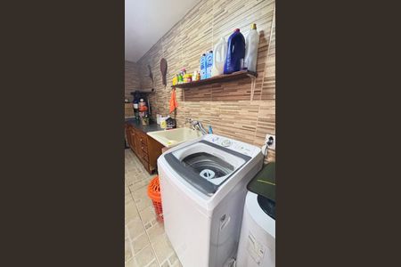 Casa à venda com 194m², 4 quartos e 2 vagas Casa à venda com 194m², 4 quartos e 2 vagasÁrea de Serviço - Quintal