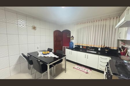Casa à venda com 194m², 4 quartos e 2 vagas Casa à venda com 194m², 4 quartos e 2 vagasCozinha