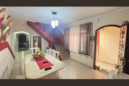 Casa à venda com 194m², 4 quartos e 2 vagas Casa à venda com 194m², 4 quartos e 2 vagasSala