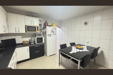 Casa à venda com 194m², 4 quartos e 2 vagas Casa à venda com 194m², 4 quartos e 2 vagasCozinha