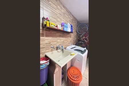 Casa à venda com 194m², 4 quartos e 2 vagas Casa à venda com 194m², 4 quartos e 2 vagasÁrea de Serviço - Quintal