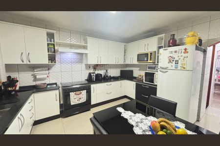 Casa à venda com 194m², 4 quartos e 2 vagas Casa à venda com 194m², 4 quartos e 2 vagasCozinha