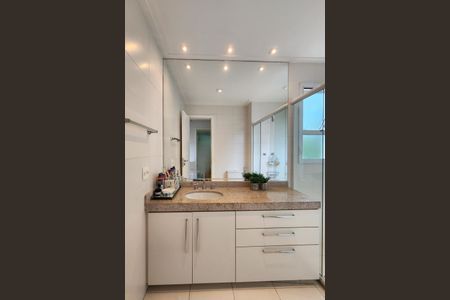 Apartamento à venda com 243m², 3 quartos e 3 vagasBanheiro da Suíte 1