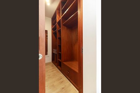 Apartamento para alugar com 214m², 3 quartos e 4 vagas Apartamento para alugar com 214m², 3 quartos e 4 vagasSuíte 1 - Closet