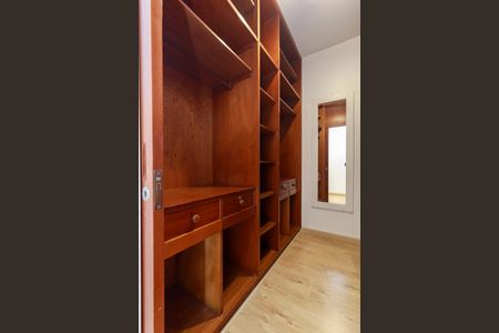 Apartamento para alugar com 214m², 3 quartos e 4 vagas Apartamento para alugar com 214m², 3 quartos e 4 vagasSuíte 1 - Closet