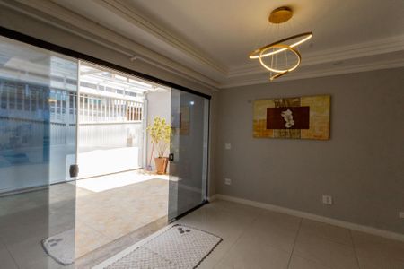 Casa à venda com 200m², 3 quartos e 3 vagas Casa à venda com 200m², 3 quartos e 3 vagasSala de jantar