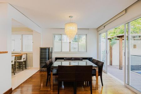 Casa de condomínio à venda com 348m², 3 quartos e 4 vagas