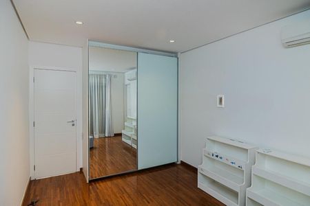Casa de condomínio à venda com 348m², 3 quartos e 4 vagas