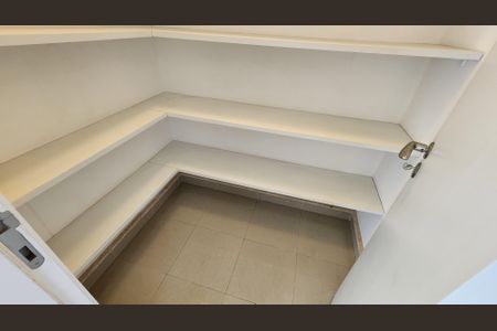 Apartamento para alugar com 360m², 4 quartos e 4 vagas Apartamento para alugar com 360m², 4 quartos e 4 vagasDespensa