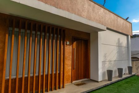 Casa à venda com 450m², 3 quartos e 7 vagasFachada