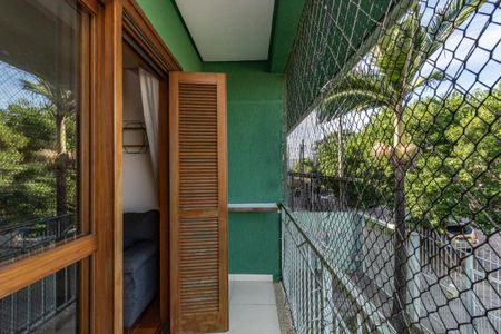 Casa à venda com 250m², 4 quartos e 4 vagas Casa à venda com 250m², 4 quartos e 4 vagasSacada